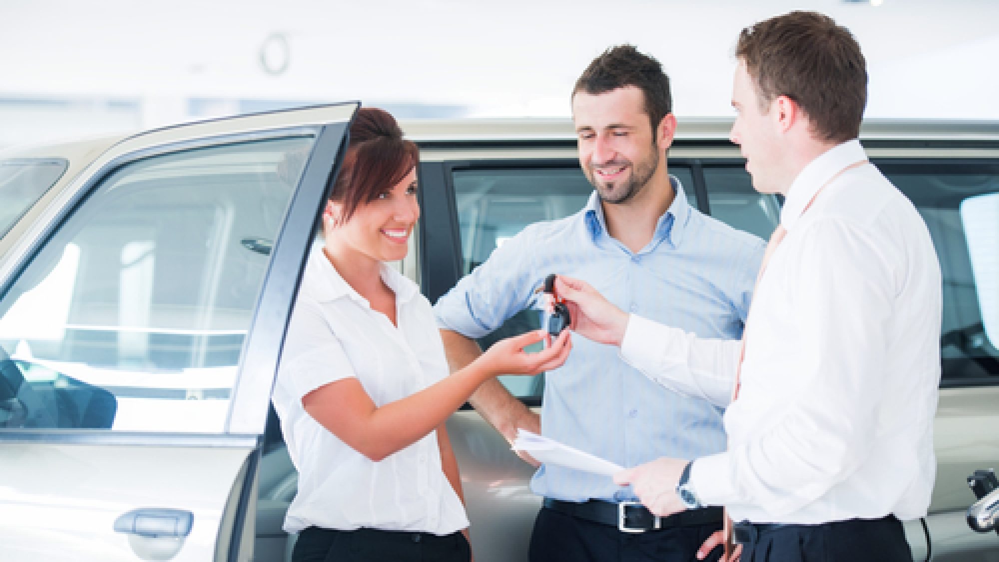 Couple,Getting,Car,Keys,From,A,Car,Seller