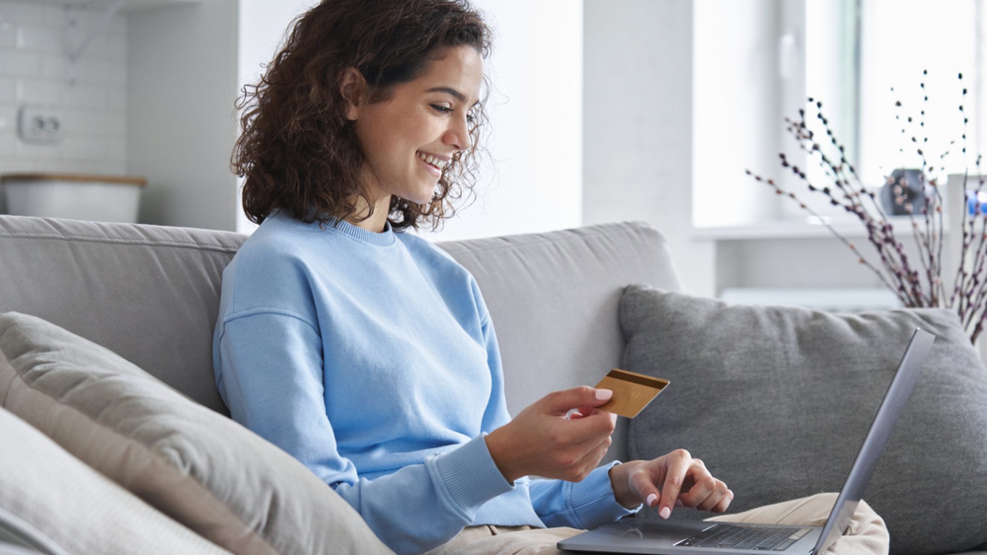 Happy,Hispanic,Young,Woman,Consumer,Holding,Credit,Card,And,Laptop