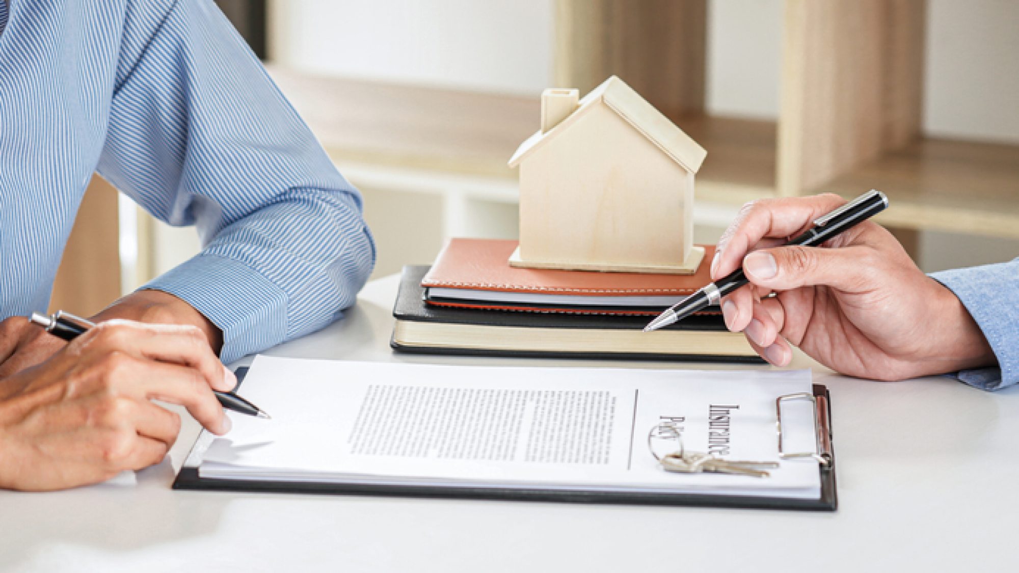 Real,Estate,Broker,Agent,Consult,To,Customer,To,Decision,Making