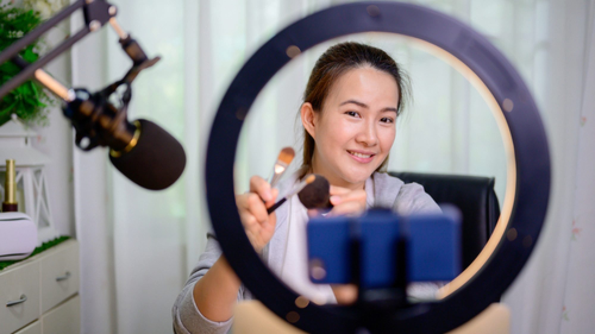 Asian,Woman,Blogger,Or,Vlogger,Working,Online,For,Beauty,And