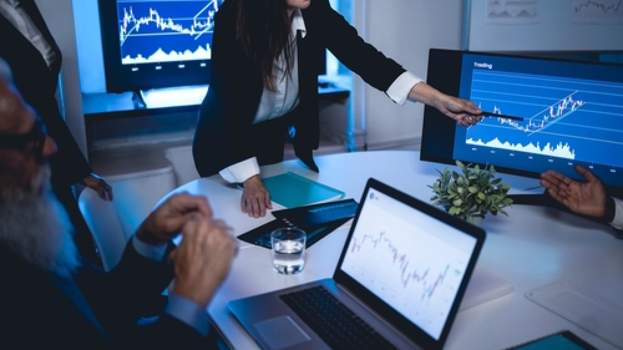 Multi,Generational,Trader,Team,Making,Stock,Market,Analysis,Conference,Inside