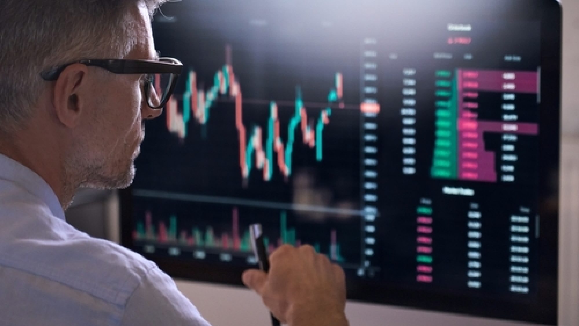 Crypto,Trader,Investor,Analyst,Broker,Using,Pc,Computer,Analyzing,Online