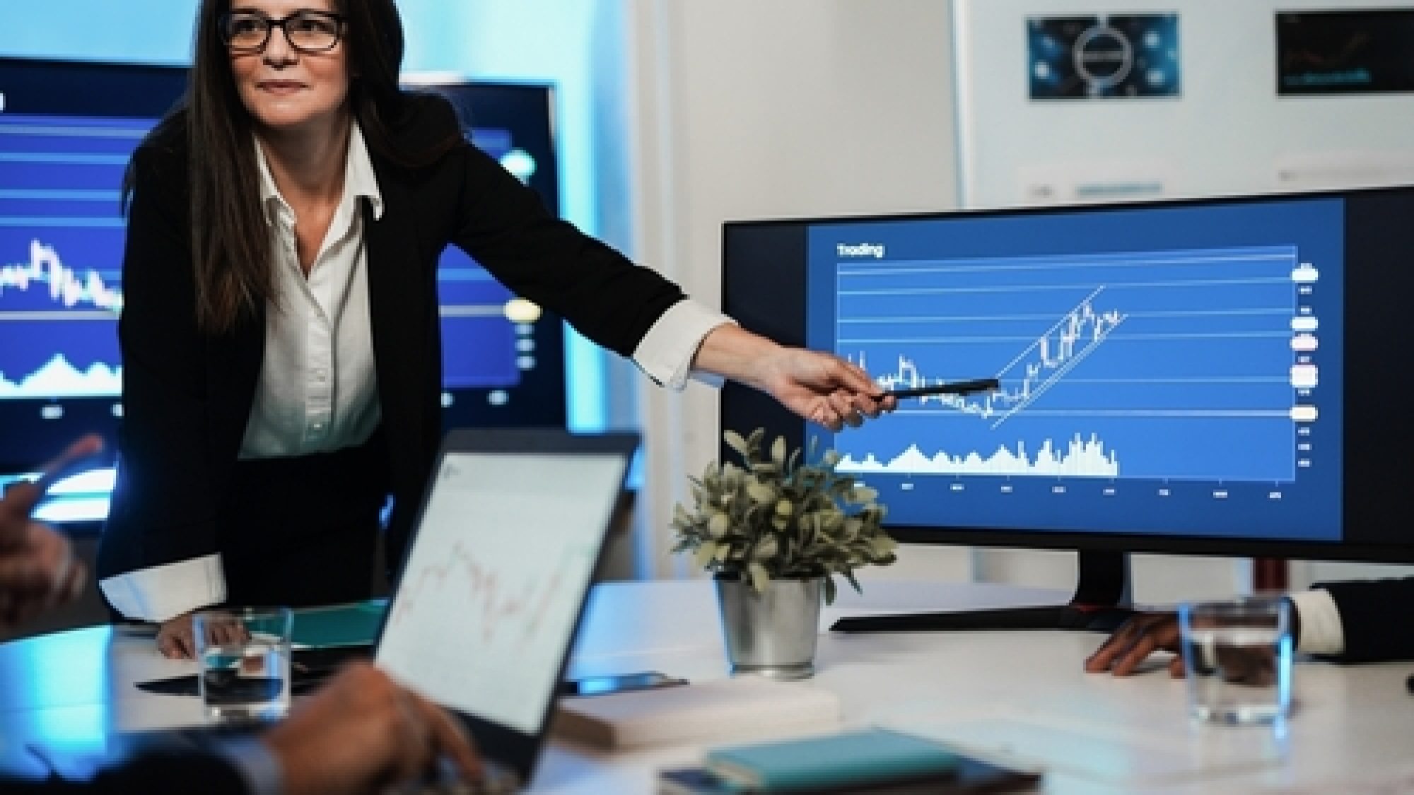 Business,Woman,Explaining,Trading,Strategies,Inside,Bank,Meeting,Room,