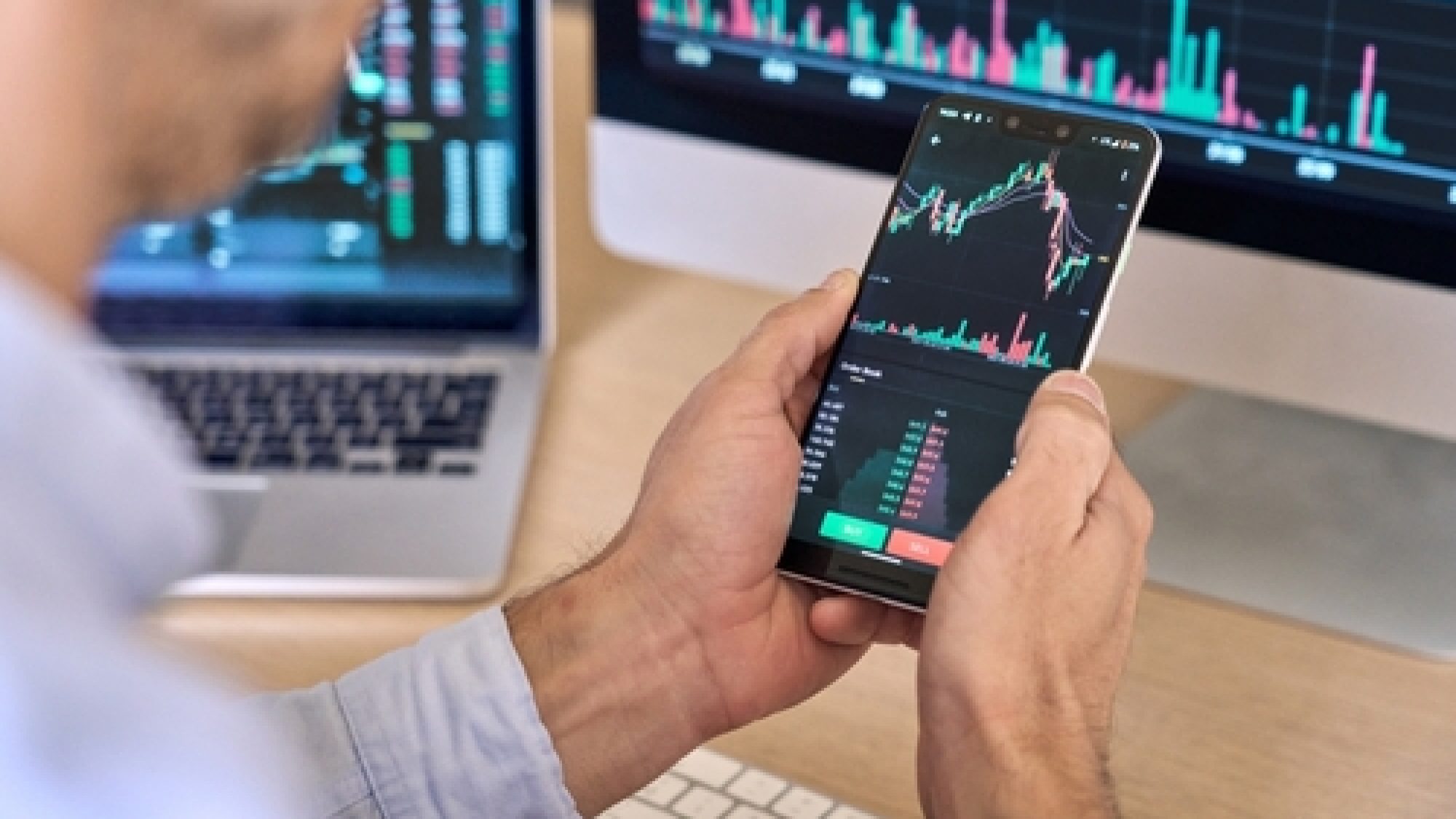 Crypto,Trader,Investor,Broker,Using,Smartphone,App,Analyzing,Financial,Data