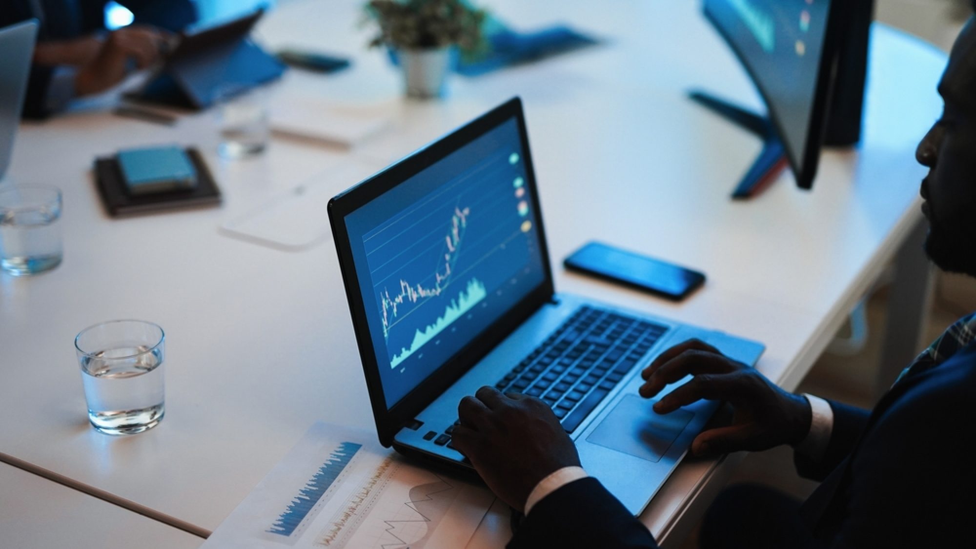 Business,Trader,Team,Doing,Blockchain,Analysis,Inside,Hedge,Fund,Office