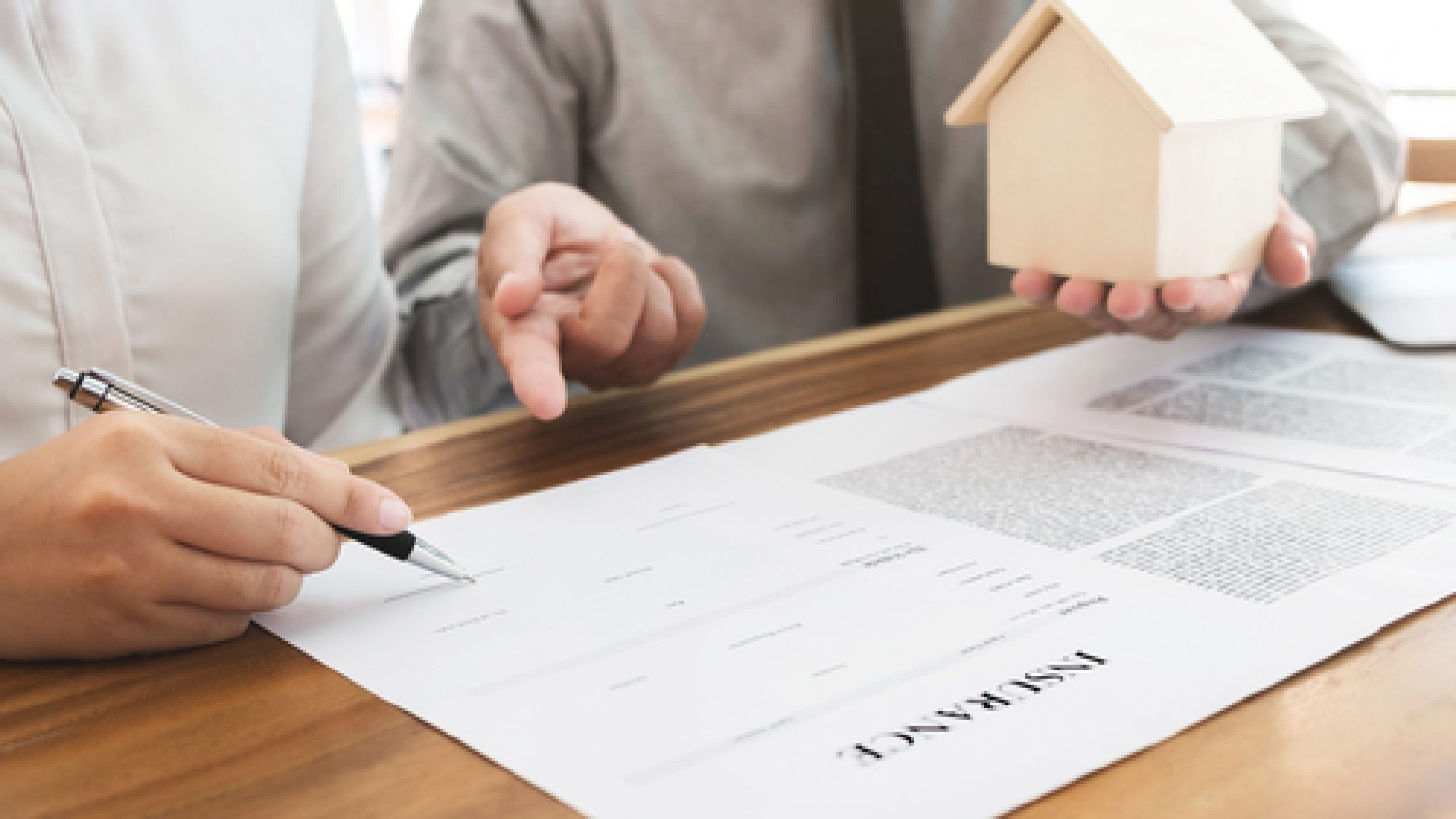 Insurance,Agent,Explain,Consulting,With,Customer,To,Signing,The,Policy